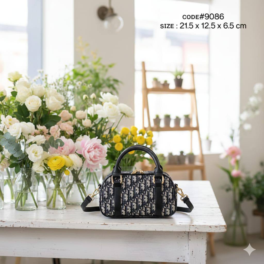 CHRISTIAN DIOR
ᴅɪᴏʀ-ᴅ-ᴠɪʙᴇ ᴇᴀsᴛ ᴡᴇsᴛ ɴᴀɴᴏ
ᴄᴀɴᴠᴀs ᴀɴᴅ ʟᴇᴀᴛʜᴇʀ ᴍᴀᴛᴇʀɪᴀʟ
ᴡɪᴛʜ ʟᴏɴɢ ʙᴇʟᴛ sᴛʀᴀᴘ
sɪᴢᴇ : 21.5 cm
ᴡɪᴛʜ BOX
🎁🎁🎁

70 dhs🪙🌺

Zain31
♥️♥️♥️