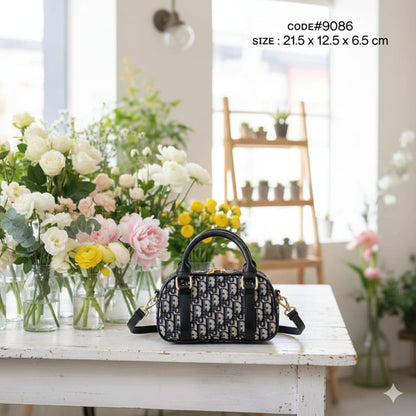 CHRISTIAN DIOR
ᴅɪᴏʀ-ᴅ-ᴠɪʙᴇ ᴇᴀsᴛ ᴡᴇsᴛ ɴᴀɴᴏ
ᴄᴀɴᴠᴀs ᴀɴᴅ ʟᴇᴀᴛʜᴇʀ ᴍᴀᴛᴇʀɪᴀʟ
ᴡɪᴛʜ ʟᴏɴɢ ʙᴇʟᴛ sᴛʀᴀᴘ
sɪᴢᴇ : 21.5 cm
ᴡɪᴛʜ BOX
🎁🎁🎁

70 dhs🪙🌺

Zain31
♥️♥️♥️