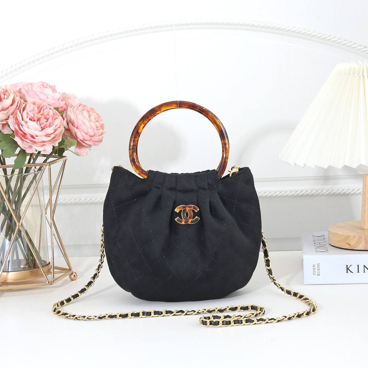Chanel 
Best quality 

with box’s 
🎁🎁🎁

95 dhs✅
size 20cm

Zain290
♥️♥️♥️