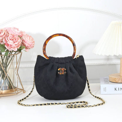 Chanel 
Best quality 

with box’s 
🎁🎁🎁

95 dhs✅
size 20cm

Zain290
♥️♥️♥️