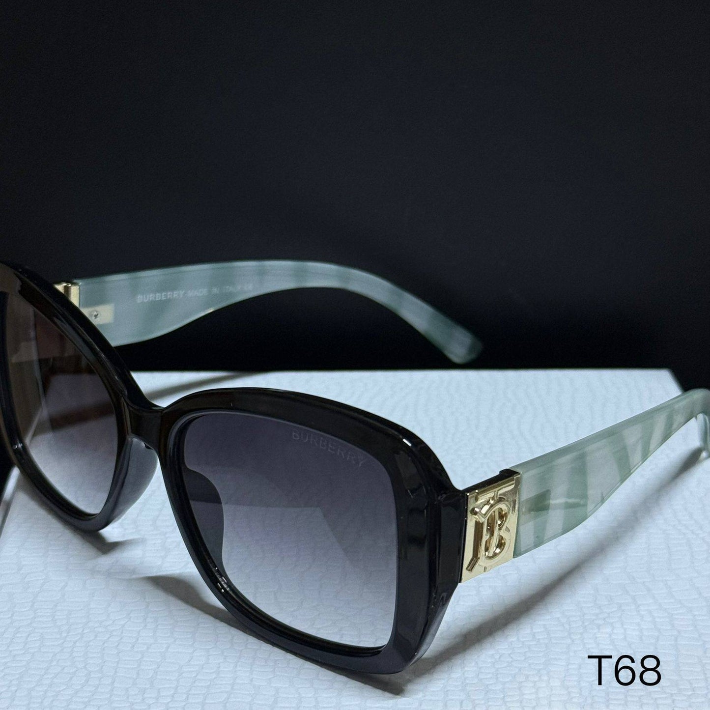 *Sunglasses 🕶️*
Copy one❣️
good quality 💯
With master box 🗃️ 
50 dhs🗽

Zain216
♥️♥️♥️