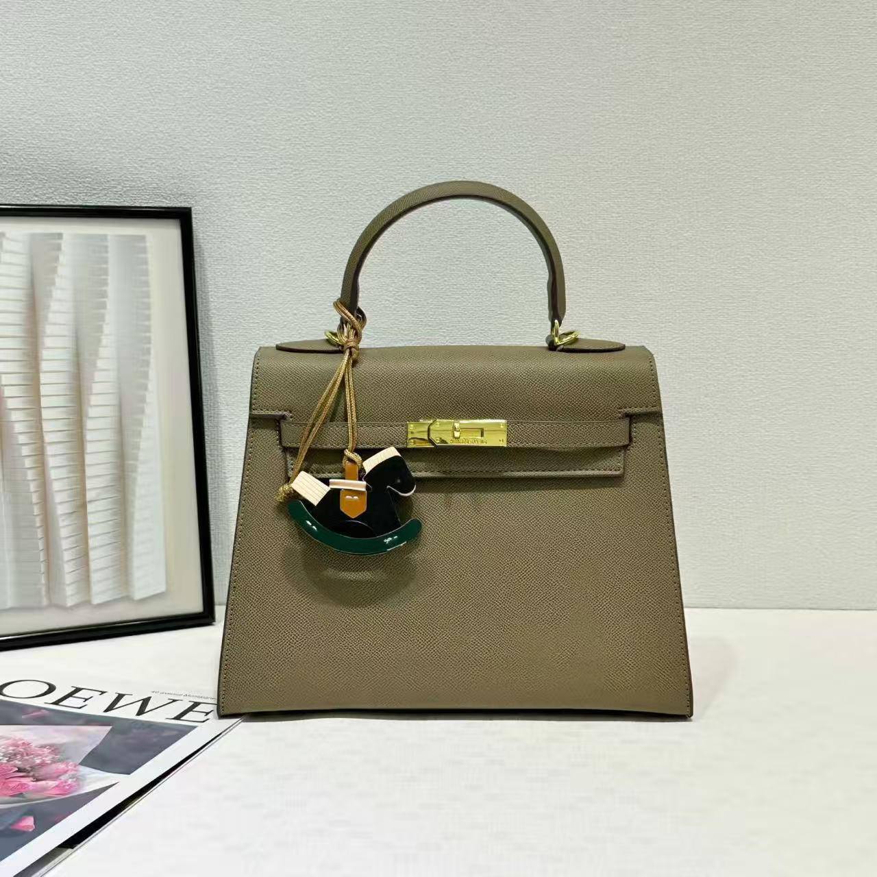 Hermes

with box
🎁🎁🎁

105 dhs💓

Zain143
♥️♥️♥️