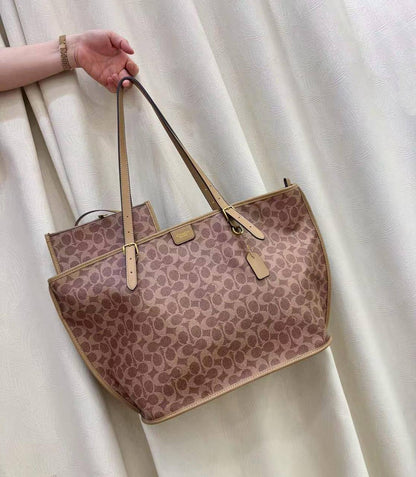 COACH 
HIGH QUALITY 
120 dhs🇦🇪🇦🇪
Size:50cm

Zain295
♥️♥️♥️