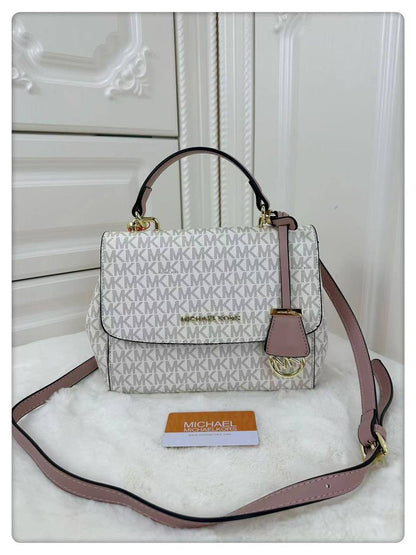 MK
23cm 
with box 
🎁🎁🎁

110 dhs🪙🌨️

Zain143
♥️♥️♥️