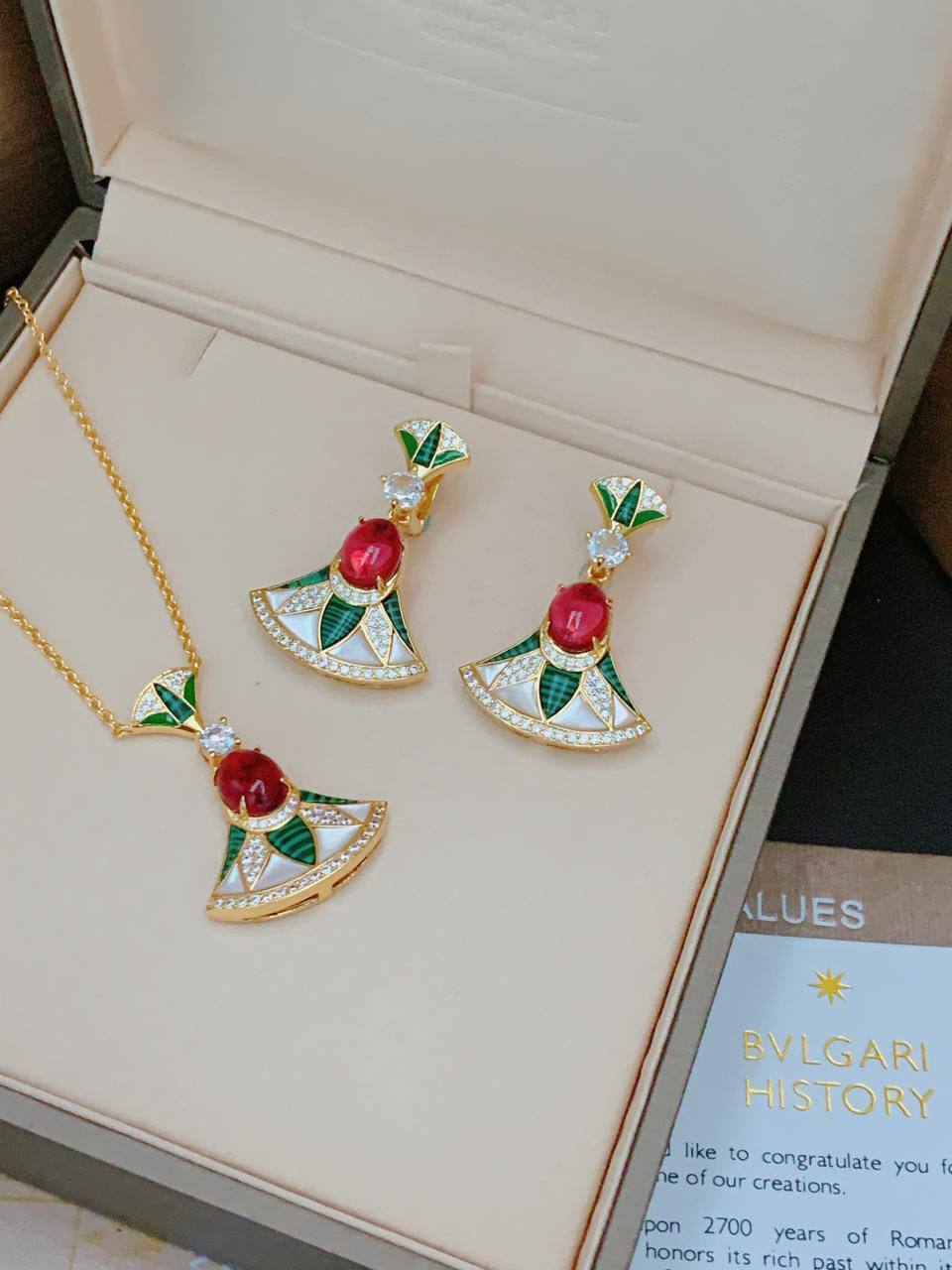 BVLGARI 
MASTER SET
💫✨
190 DHS✅
WITH NORMAL BOX AND PAPER BAG🎁🛍️

Zain89
♥️♥️♥️