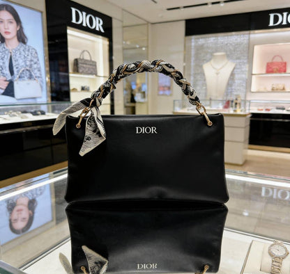 Dior
100 dhs✅

with box
🎁🎁🎁

Size:24/15

Zain07
♥️♥️♥️