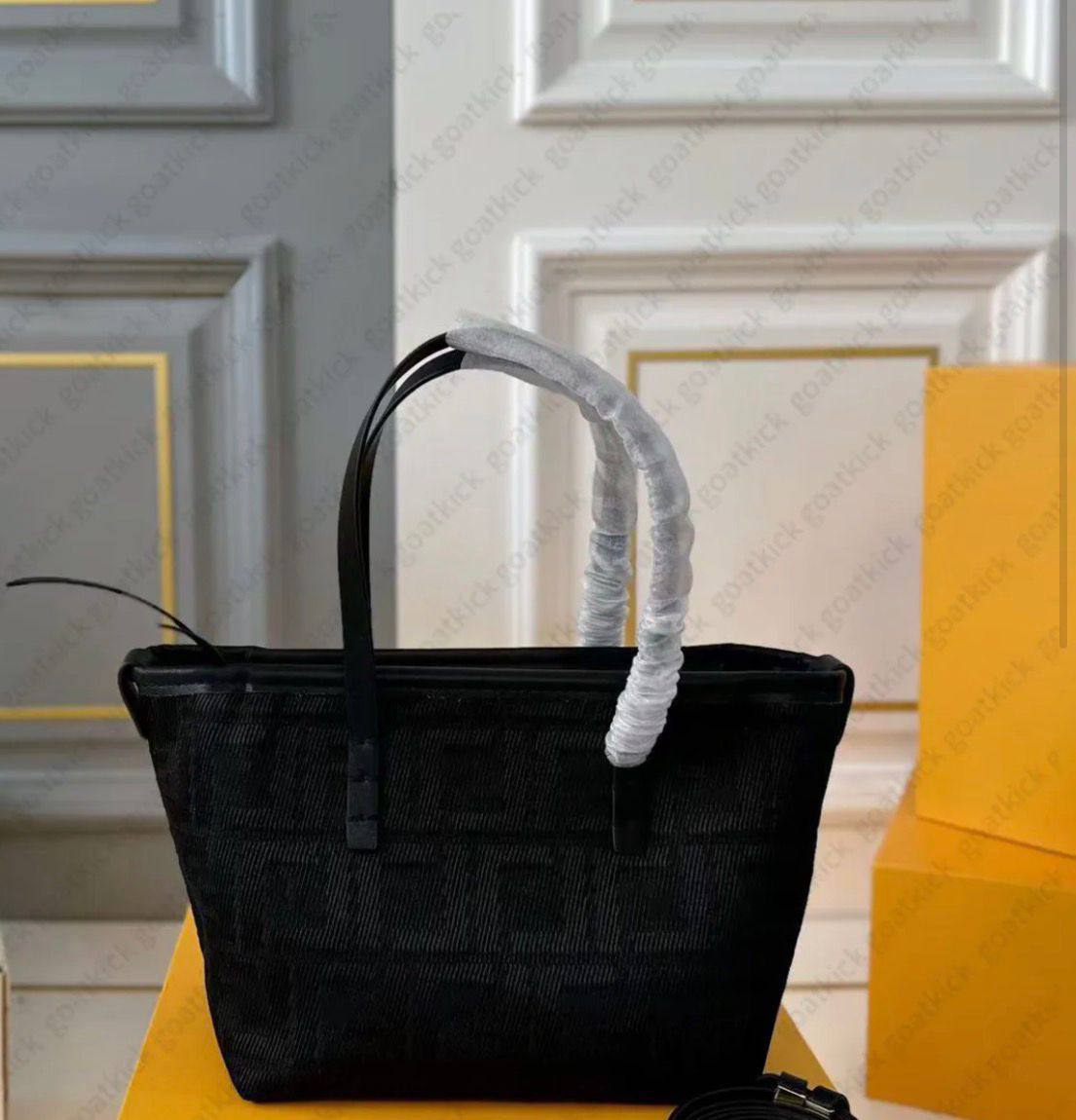 Fendi
100 dhs✅
size：22cm
good-quality 

with box
🎁🎁🎁

Zain35
♥️♥️♥️