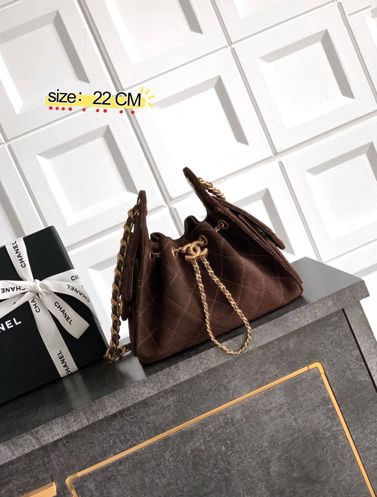 CHANEL HOBO
110 dhs❣️

with box 
🎁🎁🎁

 Big size : 22 CM

Zain38
♥️♥️♥️