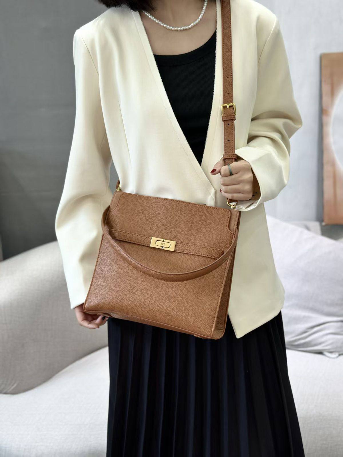 TORY BURCH 
GOOD QUALITY 
110 DHS✅

Zain295
♥️♥️♥️