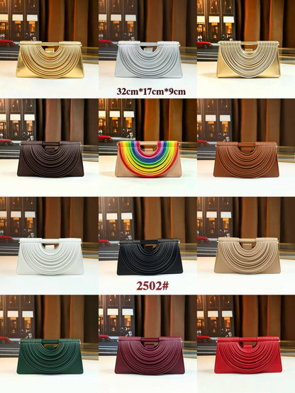 BOTTEGA NEW CAME GOOD QUALITY WITH BOX 
120 dhs✅

Zain295
♥️♥️♥️