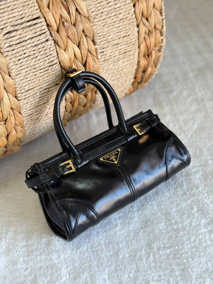 PRADA
SUPER MASTER QUALITY 
SIZE:23cm 1100 dhs✅
SIZE:30cm 1250 dhs✅

Zain307
♥️♥️♥️