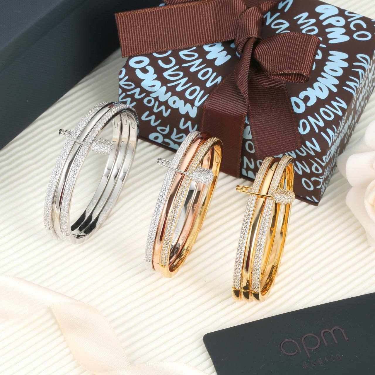 Apm SET ❤️‍🔥*
Necklace 🍁
Earring🔥
Bangle 🌸
Ring 💍 size available 👇
6,7,8,9
With normal boxes 📦 
230 dhs🪙🌨️
With master box 🗃️ 
260 dhs🪙🌨️

Zain216
♥️♥️♥️