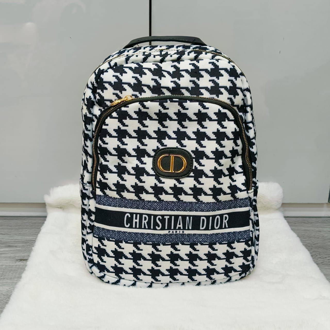 DIOR BACKPACK 
GOOD QUALITY 
55 dhs✅

Zain40
♥️♥️♥️