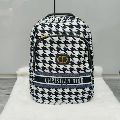 DIOR BACKPACK 
GOOD QUALITY 
55 dhs✅

Zain40
♥️♥️♥️