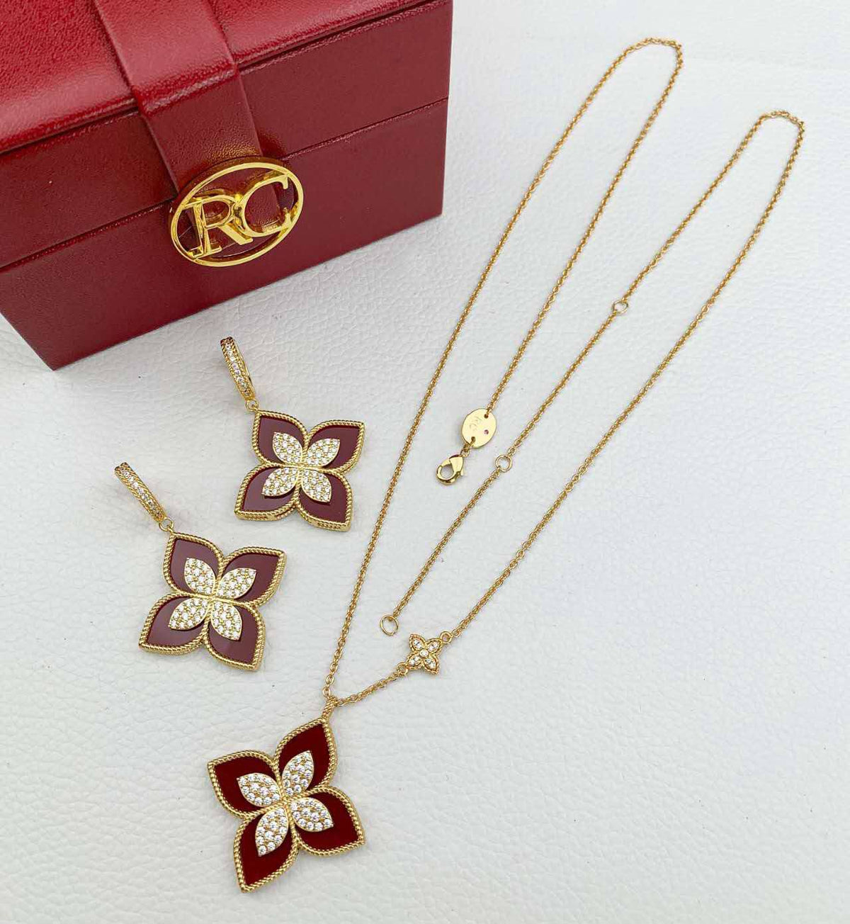 ROBERTO COIN 
Necklace 😍
Earring 🔥
Master quality ✨
With normal boxes 📦 
125 dhs🇦🇪🇦🇪

With master box 🗃️ 
225 dhs🇦🇪🇦🇪

Zain216
♥️♥️♥️
