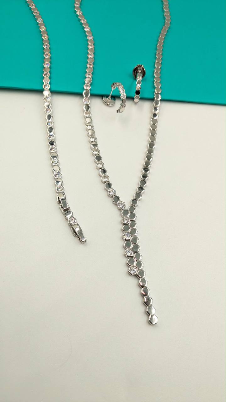 Chaumet
*Master Quality* 
*Necklace, Earrings & Bracelet*
260 dhs🇦🇪🇦🇪
with Normal Box 🎁

Zain210
♥️♥️♥️