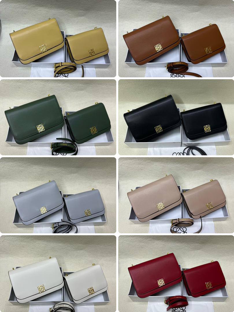 Loewe 

SMALL 20cm
95 dhs🇦🇪


BIG  24cm
100 dhs🇦🇪

with box

Zain213
♥️♥️♥️