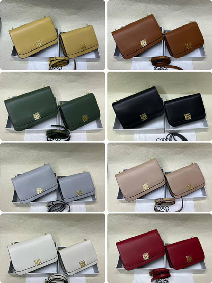 Loewe 

SMALL 20cm
95 dhs🇦🇪


BIG  24cm
100 dhs🇦🇪

with box

Zain213
♥️♥️♥️