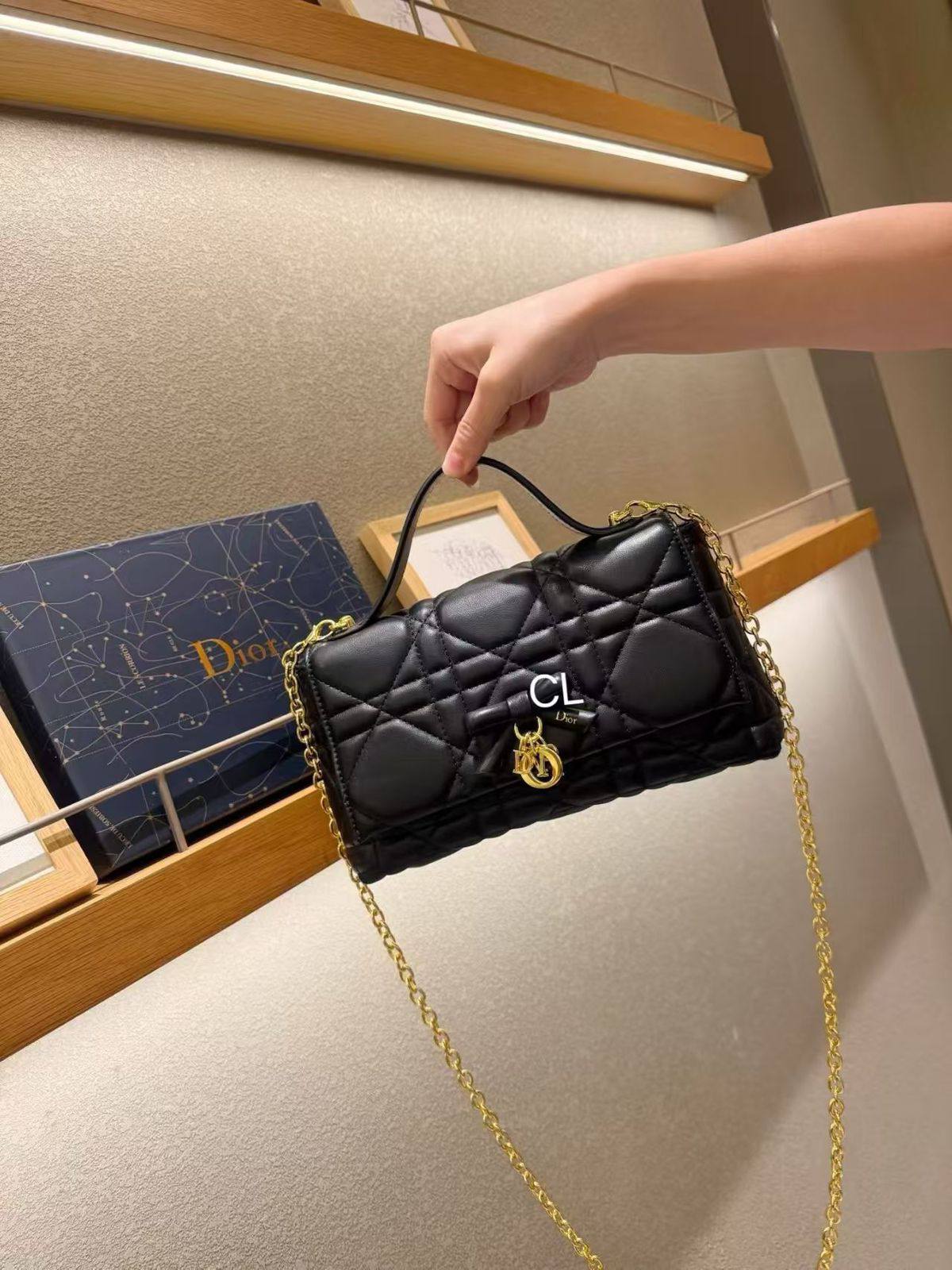 Dior

Withbox 

120 dhs🇦🇪🇦🇪

Zain143
♥️♥️♥️