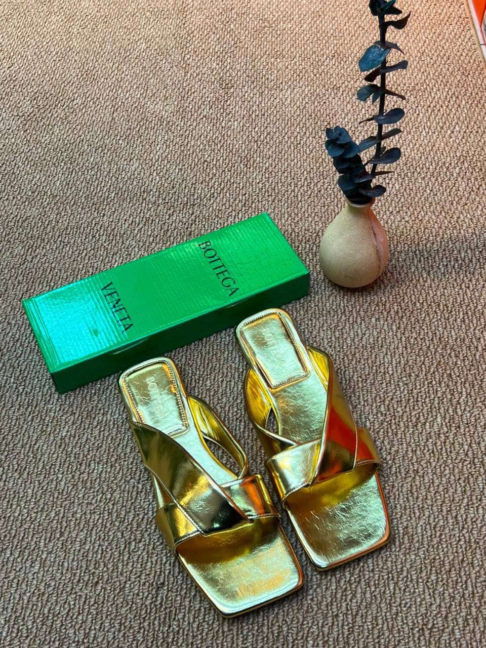 Slippers
75 dhs✅
Size 36-41

Zain236
♥️♥️♥️