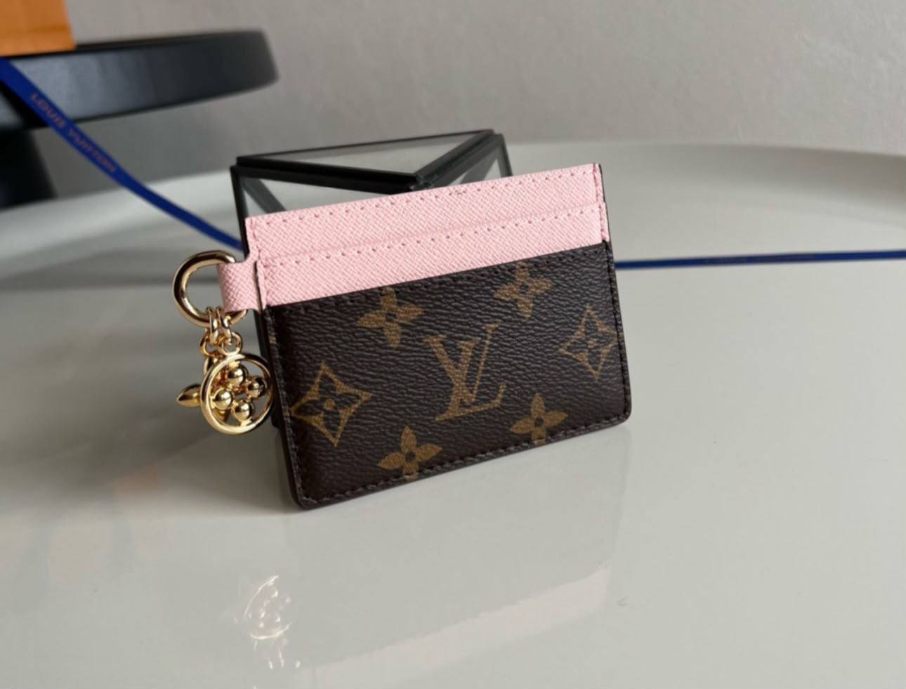 LV card holder
💝*Super Master*💝
320 dhs✅

Zain275
♥️♥️♥️