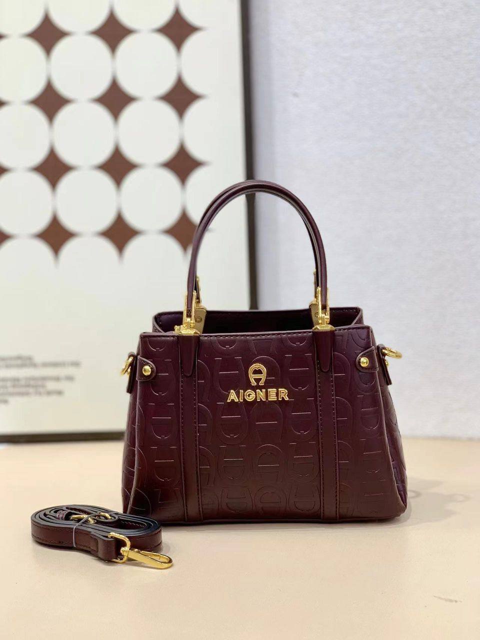 Aigner
100 dhs❣️
SIZE：22cm
Good-quality 

with box
🎁🎁🎁

Zain35
♥️♥️♥️