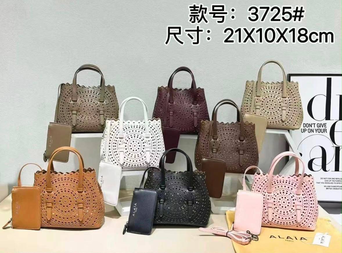 ALAIA 

100 dhs 🇦🇪🇦🇪🇦🇪

with box
Zain90
♥️♥️♥️