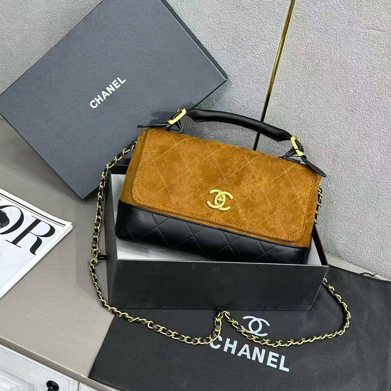 Chanel 25A new
Size : 29 * 19 * 8 cm
110 dhs🪙🖤
with box🎁

Zain115
♥️♥️♥️