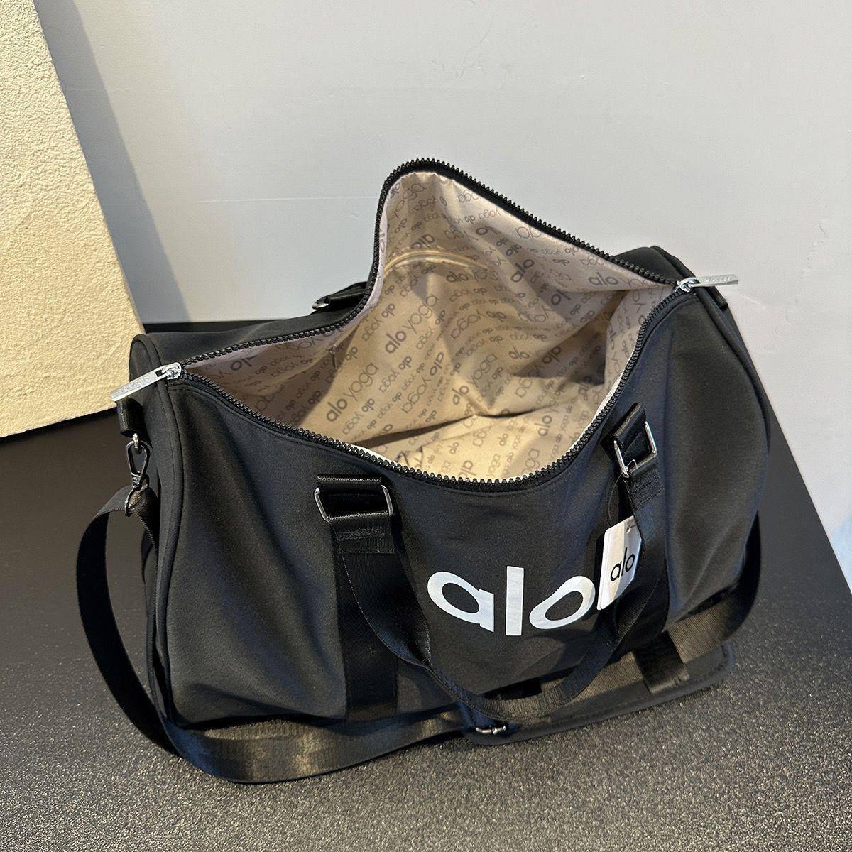 🥇 ALO  Fitness bag

Good quality 

Size : 45 * 26 * 20 cm
80 dhs🇦🇪🇦🇪

Zain115
♥️♥️♥️