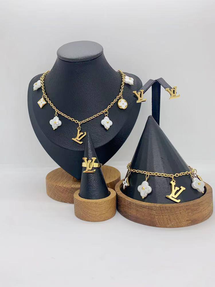 Stainless steel SET 💯*
Necklace ❤️‍🩹
Earring 🍁
Breslat ❣️
Ring 💍 free size
With normal boxes 📦 
And paper bag 🛍️
45 dhs🪙🌺

Zain216