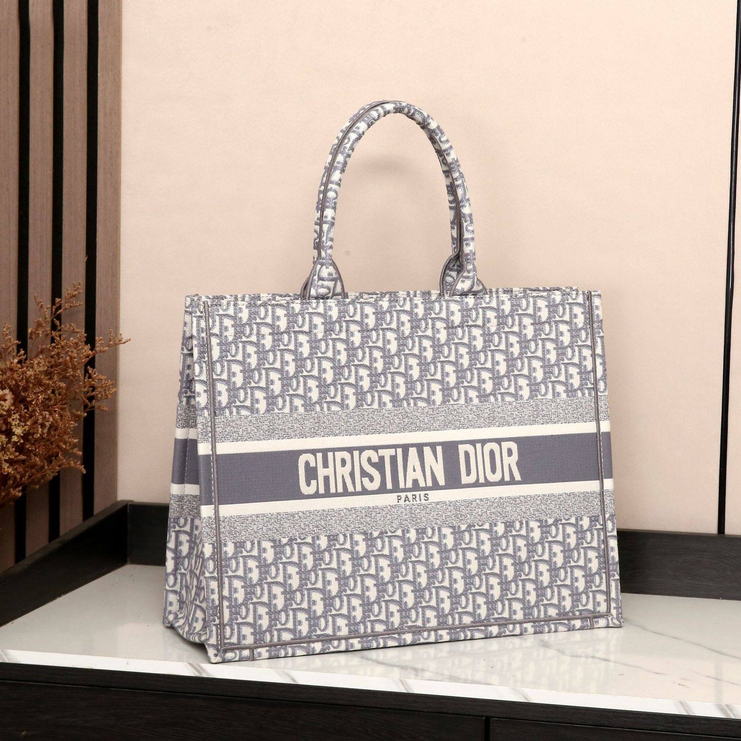 Dior
Best quality
With box’s
🎁🎁🎁

120 dhs❣️
size 41cm

Zain158
♥️♥️♥️
