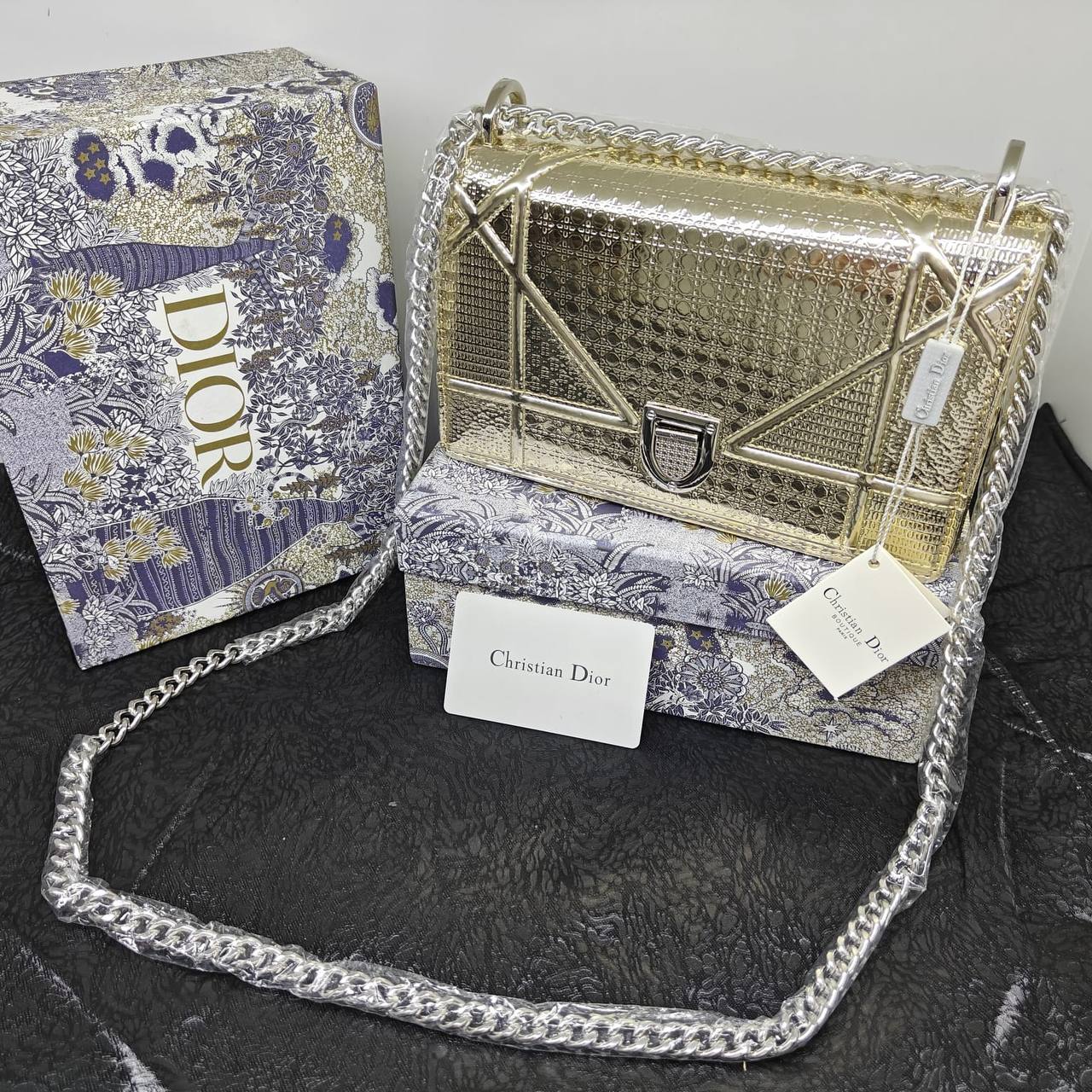 Dior
95 dhs💓
no box 

Add Box Paper Bag
30 dhs💓

Zain157
♥️♥️♥️