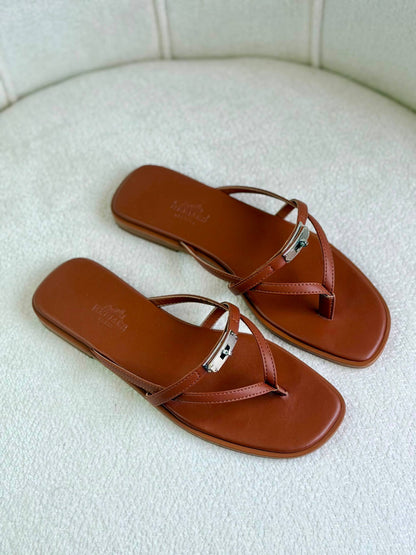 Hermes
Super *AAA* *+* Quality 💯 
With original packing🎁🎁
SIZE:36and41
Available now
450 dhs✅

Zain308
♥️♥️♥️