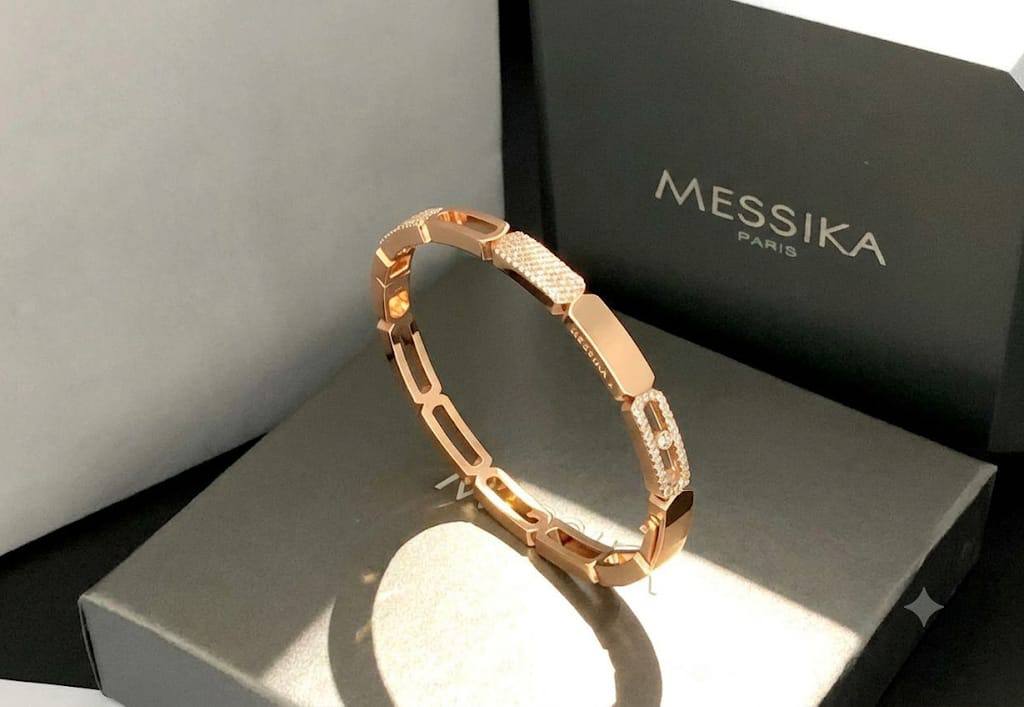 MESSIKA 
✨💫
BANGLE 
70 DHS💓
WITH BOX AND PAPER BAG 🎁🛍️

Zain89
♥️♥️♥️