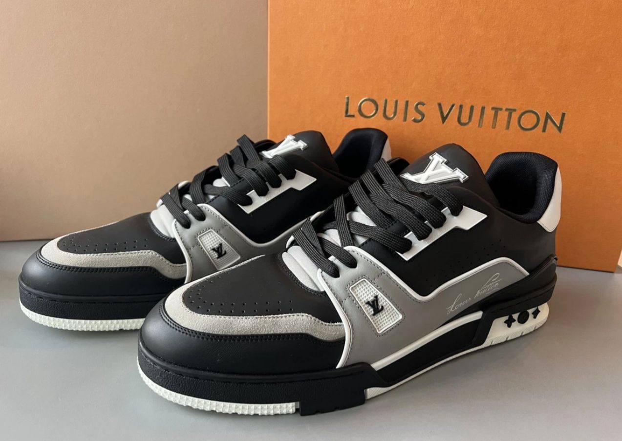 LV 
Size 39 TO 45 
170 dhs✅

Zain183
♥️♥️♥️