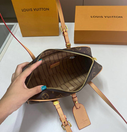 LV
GOOD QUALITY
 WITH BOX 
🎁🎁🎁

90 dhs🪙🌨️

Zain39
♥️♥️♥️