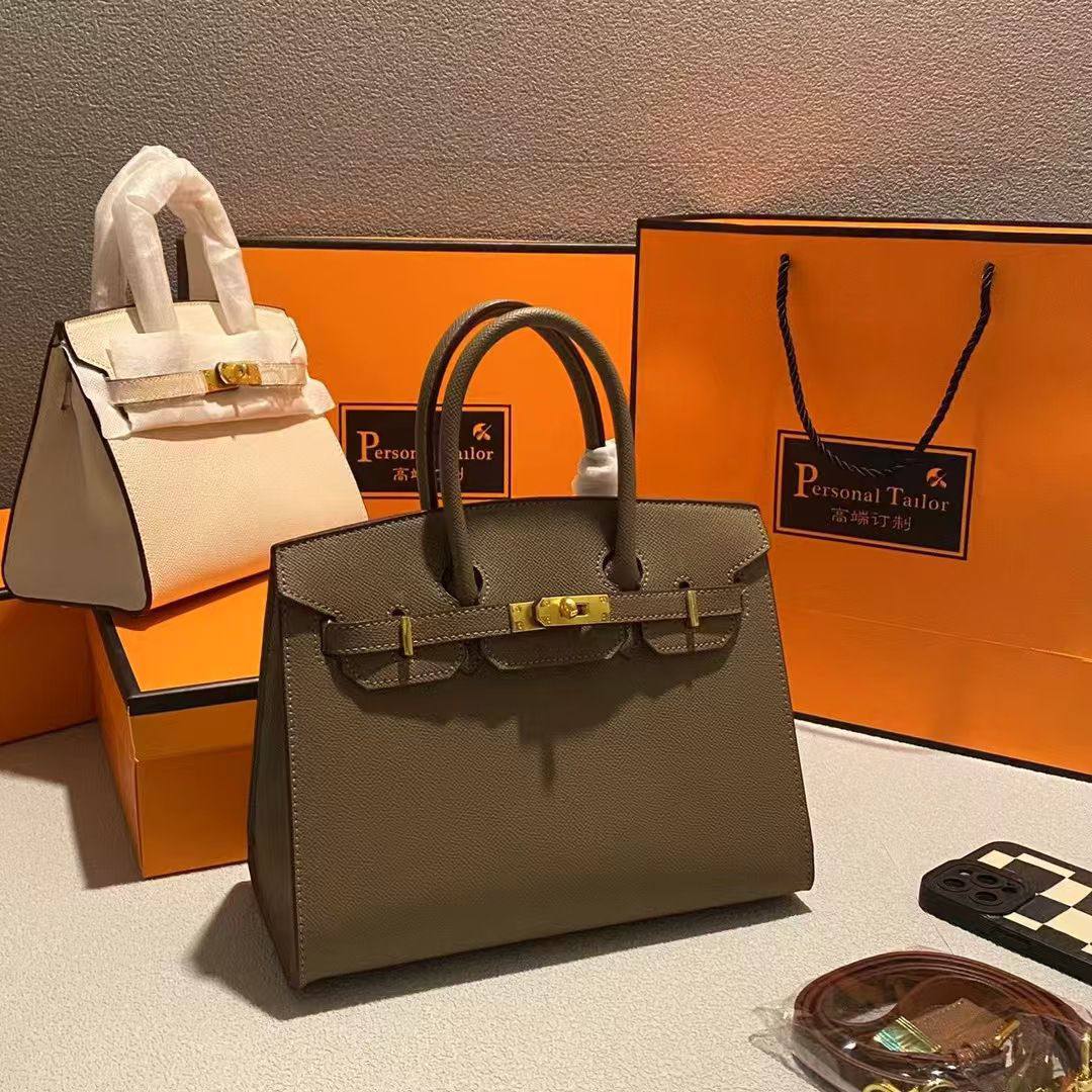 Hermes 
Best quality with box’s 
120 dhs✅
size 25 CM

Zain290
♥️♥️♥️