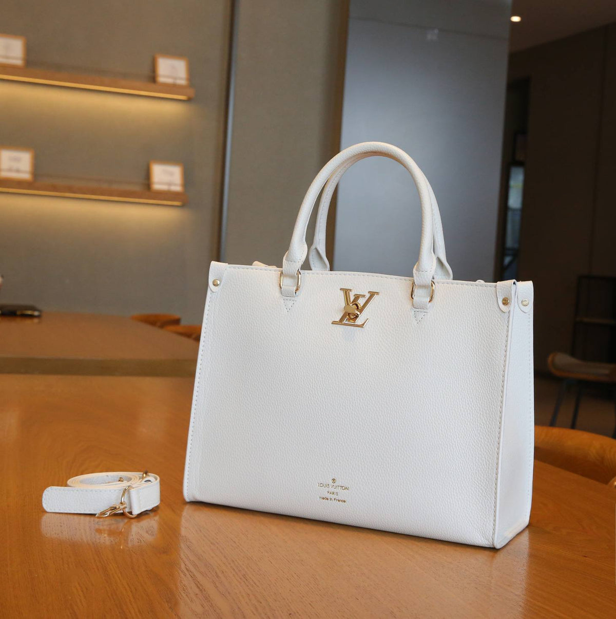 LV

best quality 
without box

120 dhs🇦🇪🇦🇪

size33CM
Zain290
♥️♥️♥️