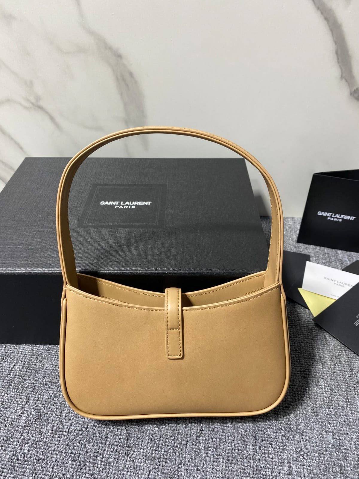 Ysl
 Mini Le 5 A 7

 Hobo Bag in
 Smooth Leather✅ 
Size 19 cm
For Price 👇 WhatsApp✅
0568585901 
0507557372
0552275751 Owner Zain 👌


Zain274
♥️♥️♥️
