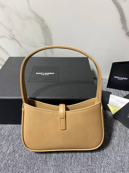 Ysl
 Mini Le 5 A 7

 Hobo Bag in
 Smooth Leather✅ 
Size 19 cm
For Price 👇 WhatsApp✅
0568585901 
0507557372
0552275751 Owner Zain 👌


Zain274
♥️♥️♥️