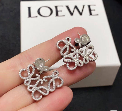 Loewe🦋*
Earring❣️
Master quality 💯
With normal boxes 📦 
50 dhs🪙💕
With master box 🗃️ 
65 dhs🪙💕

Zain216
♥️♥️♥️