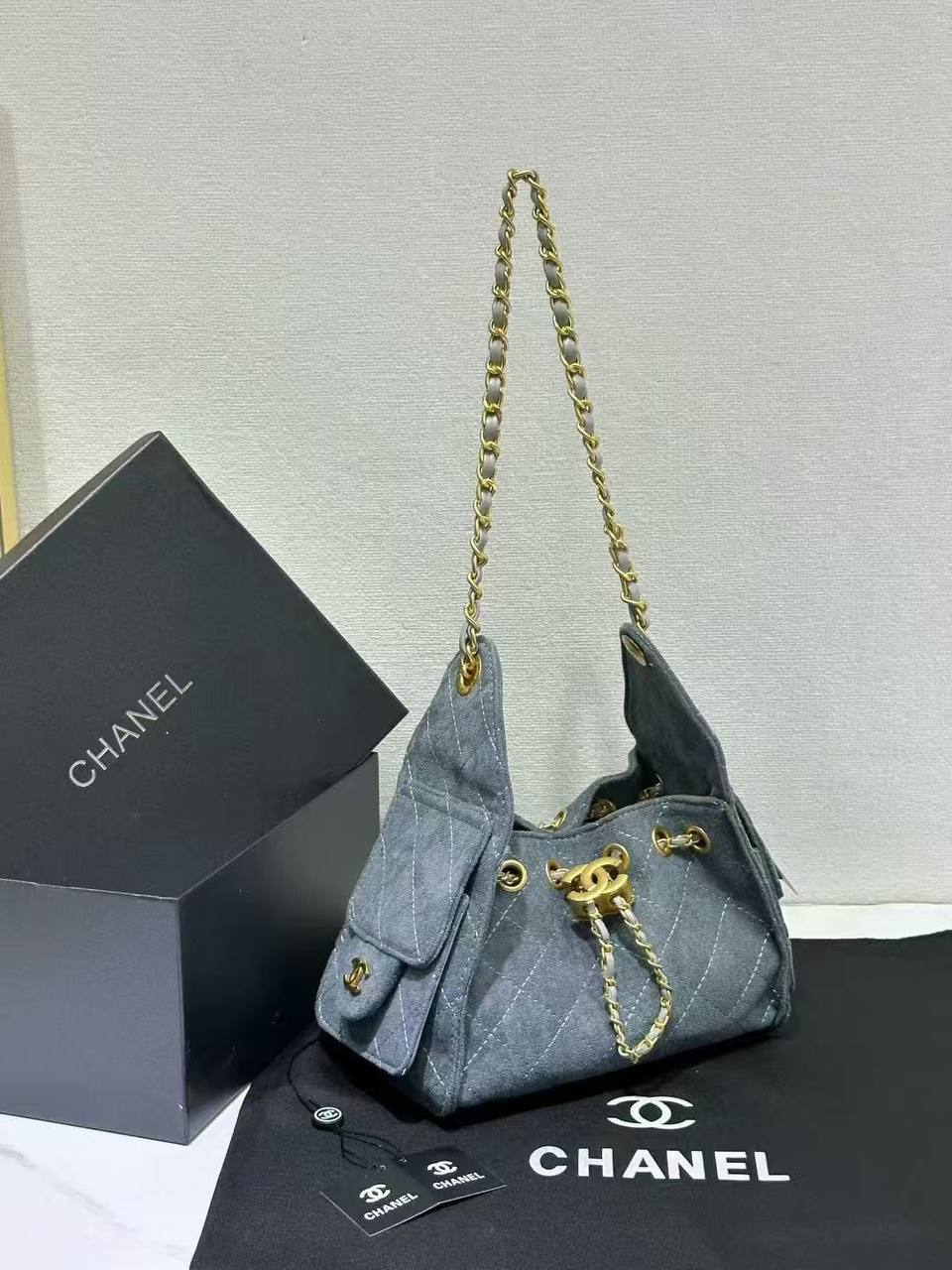 CHANEL 

HIGH QUALITY  

WITH BOX 
🎁🎁🎁

120 dhs✅
20cm

Zain39
♥️♥️♥️