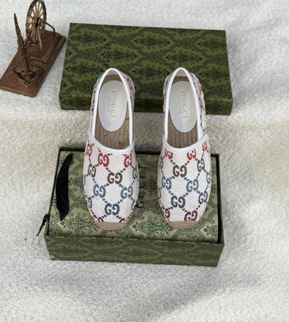 New.  Gucci shoes

   Size  .  36.  to 41

110 dhs💓

Zain80
♥️♥️♥️