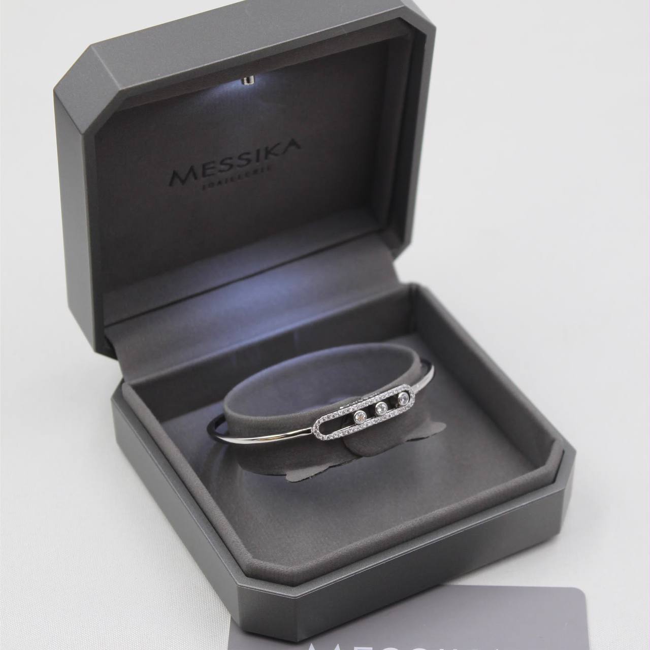 MESSIKA
* ⁠↗️ *Super Master Quality ®️*⬆️
* MOVE CLASSIQUE BANGLE
The Move pavé thin bangle diamond bracelet is available in Size 15cm & 17cm
yellow gold , White Gold and pink gold.

*105 dhs🇦🇪🇦🇪* with *NORMAL* Box & Bag
*150 dhs🇦🇪🇦🇪* with *ORIGIN
