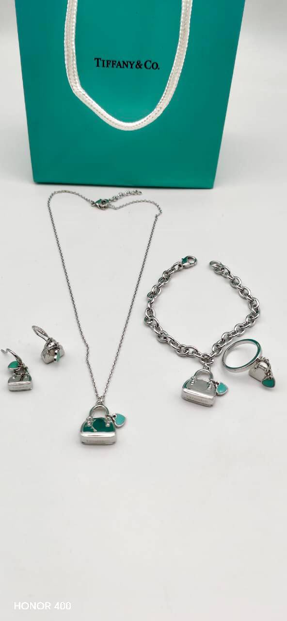 LV
Tiffany &co
Set

200 dhs🇦🇪🇦🇪

Zain122
♥️♥️♥️