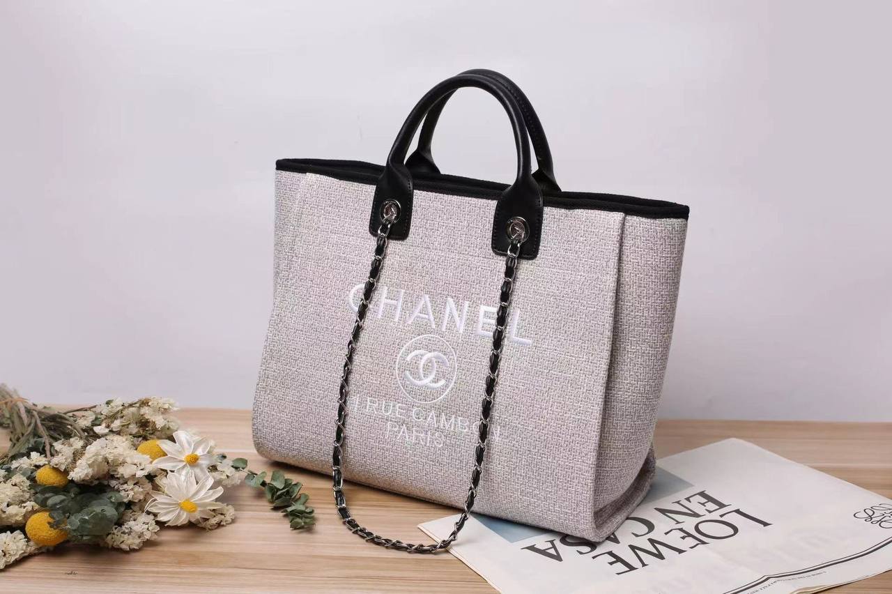 HERMES 
MEDIUM SIZE GOOD QUALITY
  WITH BOX 
🎁🎁🎁

95 dhs✅
Size:24cm

Zain39
♥️♥️♥️