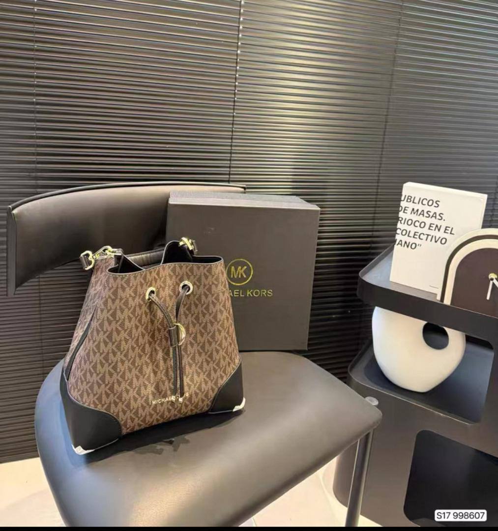 Chanel - Fendi - MK - Miu Miu
95 dhs🪙💕
high quality 

with box
🎁🎁🎁

Zain26
♥️♥️♥️