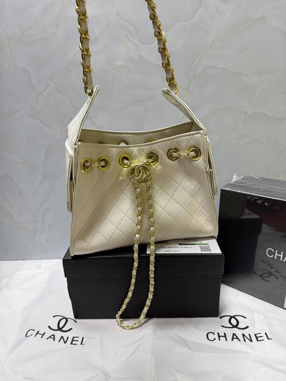 Chanel

High quality 

With box 
100 dhs🇦🇪🇦🇪

Zain136
♥️♥️♥️