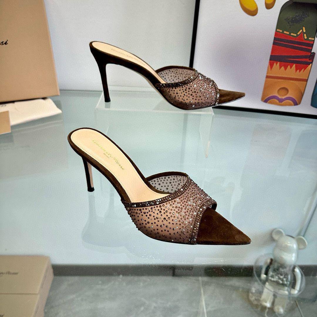 Gianvitto Rossi🌹
Size 36-42 
120 dhs❤️

Zain132
♥️♥️♥️