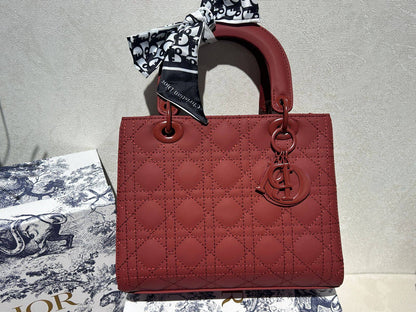 Dior 
25cm

New in stock
110 dhs🪙🌨️

with box
🎁🎁🎁

Zain44
♥️♥️♥️